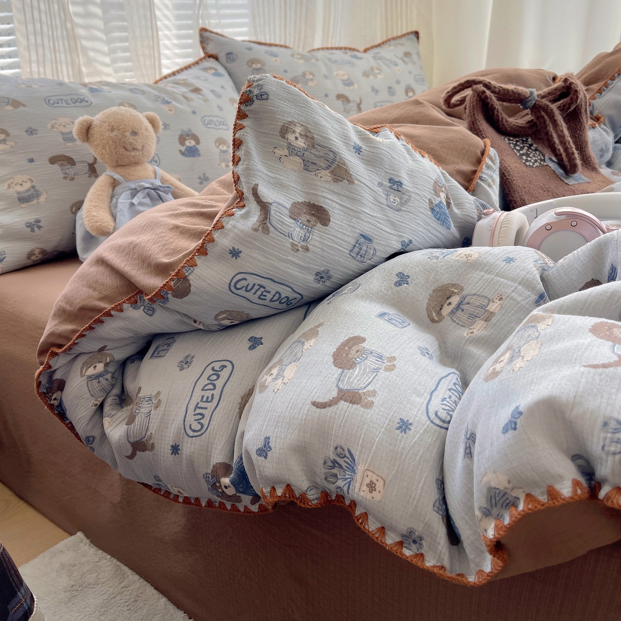 91家纺网 家纺一手货源 找家纺 顾里家纺 2026春夏新款ins韩风印花贝壳针双层纱四件套 雪瑞纳仔