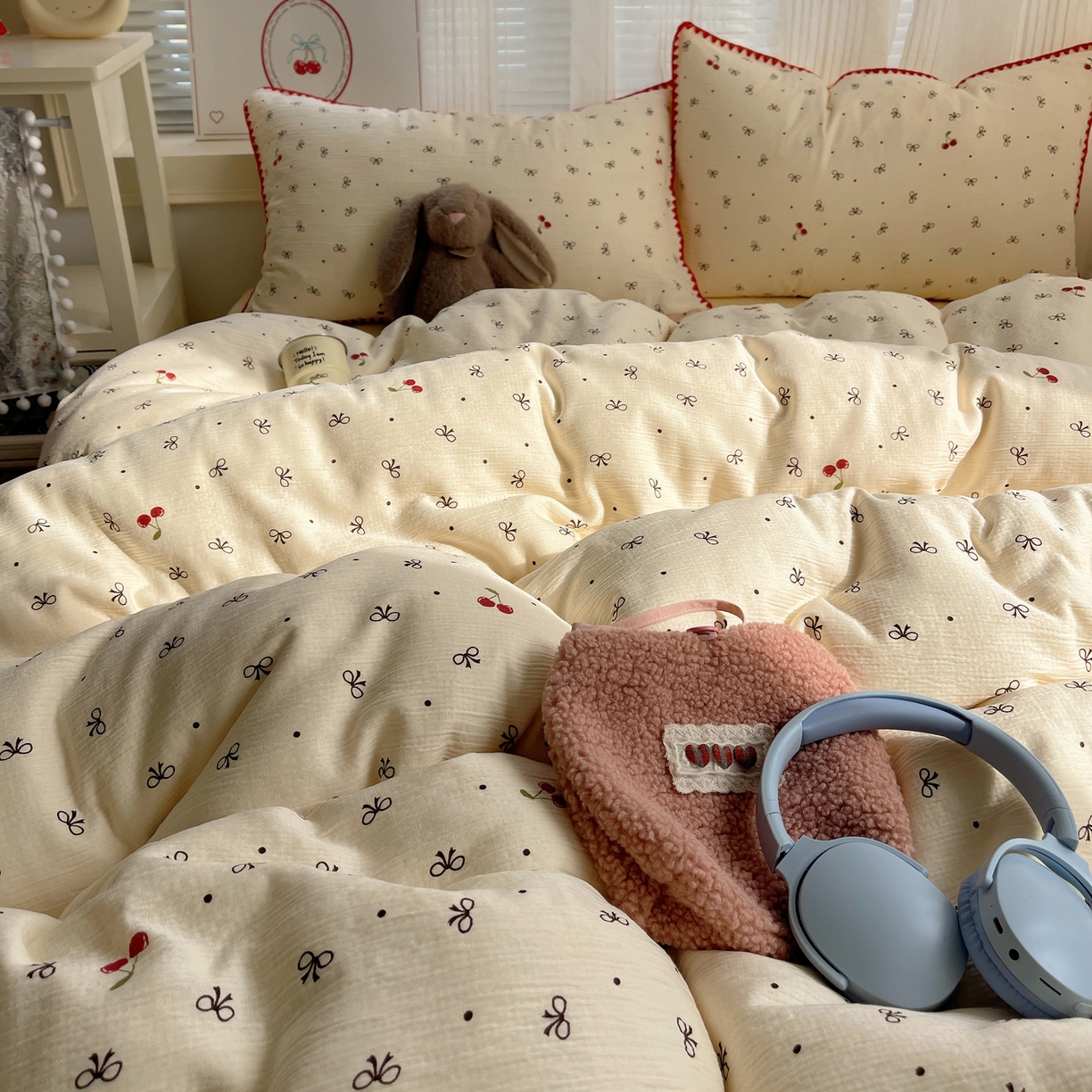 91家纺网 家纺一手货源 找家纺 顾里家纺 2026春夏新款ins韩风印花贝壳针双层纱四件套 樱桃蝴蝶结