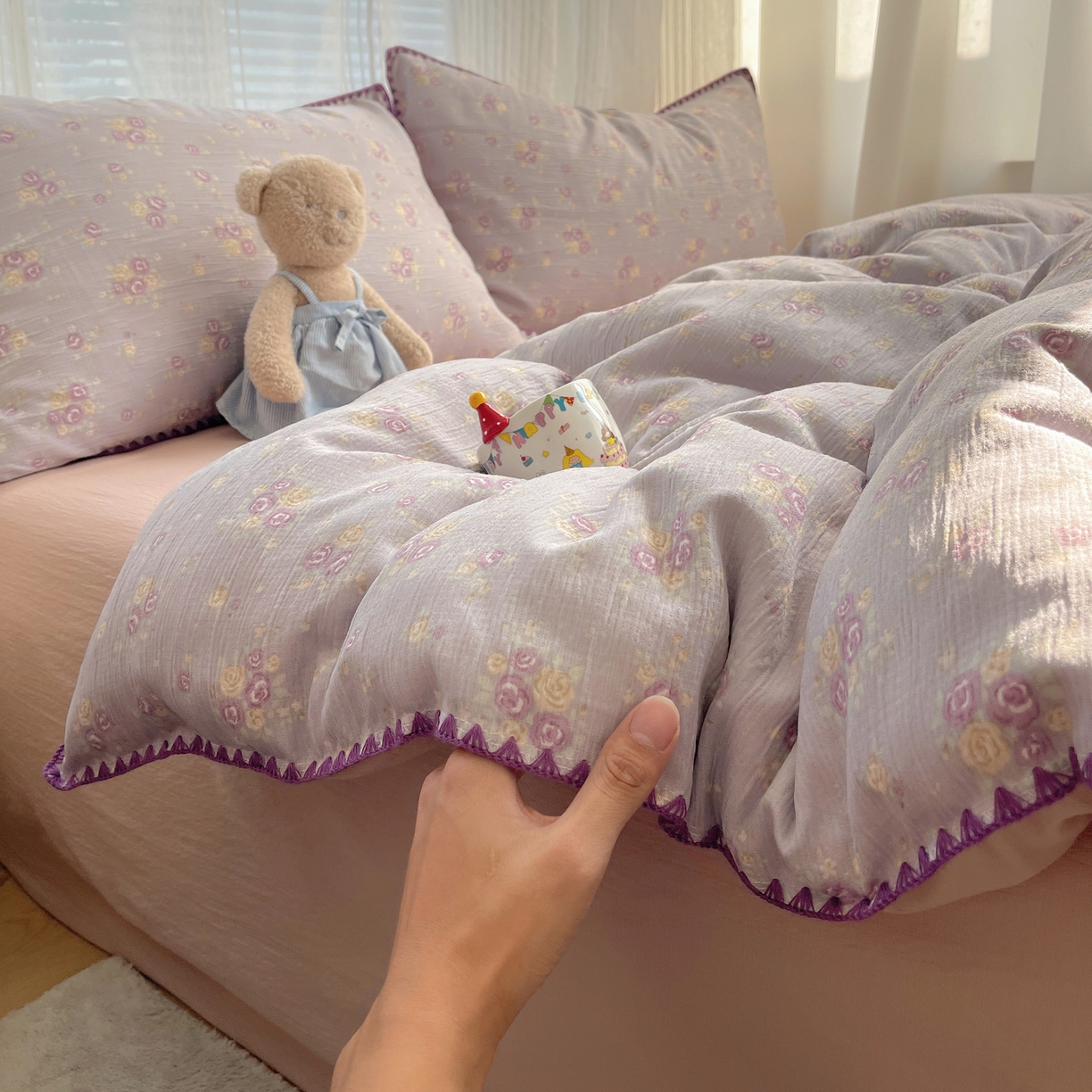 91家纺网 家纺一手货源 找家纺 顾里家纺 2026春夏新款ins韩风印花贝壳针双层纱四件套 浆果梦