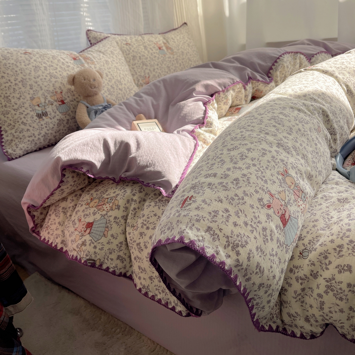 91家纺网 家纺一手货源 找家纺 顾里家纺 2026春夏新款ins韩风印花贝壳针双层纱四件套 碎花兔熊