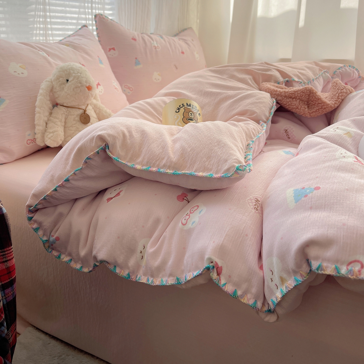 91家纺网 家纺一手货源 找家纺 顾里家纺 2026春夏新款ins韩风印花贝壳针双层纱四件套 粉米兔