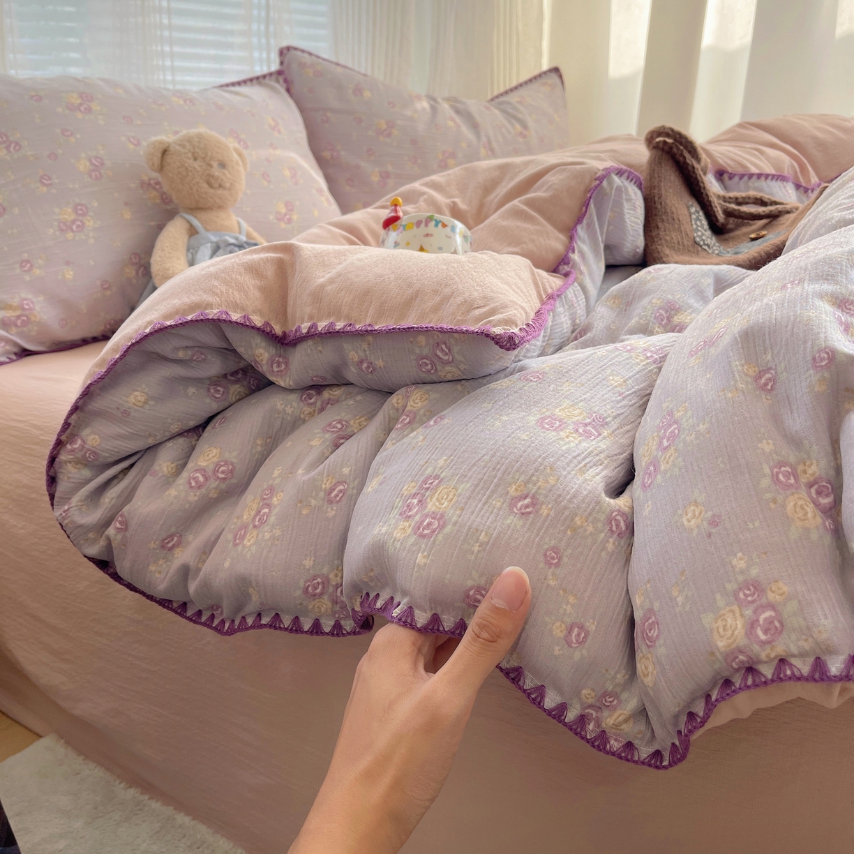 91家纺网 家纺一手货源 找家纺 顾里家纺 2026春夏新款ins韩风印花贝壳针双层纱四件套 浆果梦