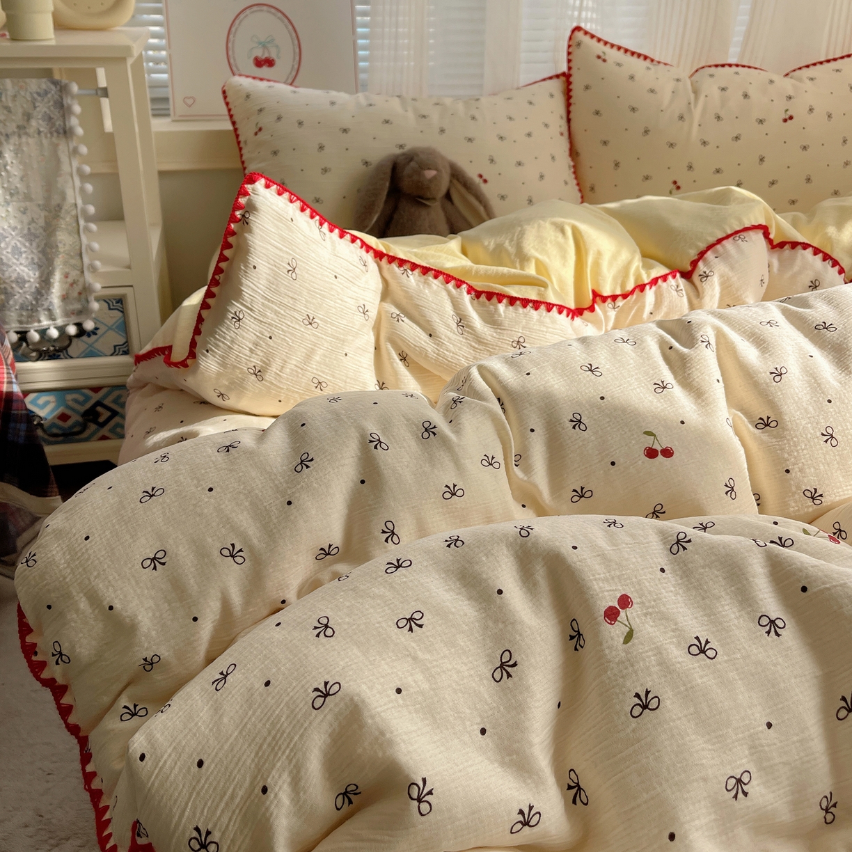 91家纺网 家纺一手货源 找家纺 顾里家纺 2026春夏新款ins韩风印花贝壳针双层纱四件套 樱桃蝴蝶结