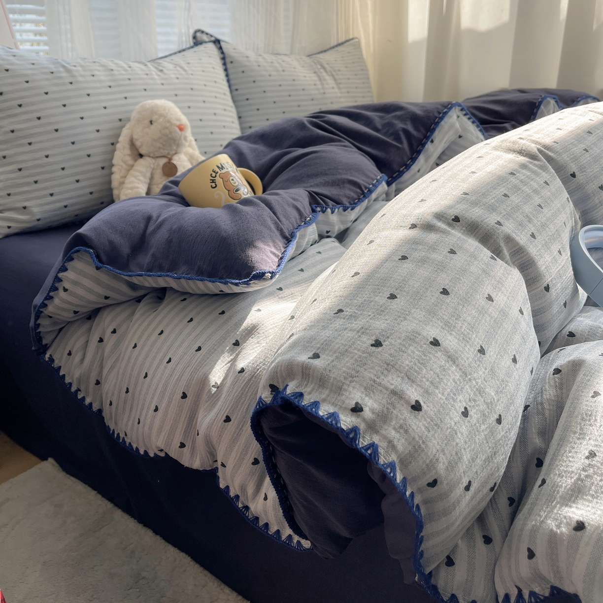 91家纺网 家纺一手货源 找家纺 顾里家纺 2026春夏新款ins韩风印花贝壳针双层纱四件套 蓝条爱心