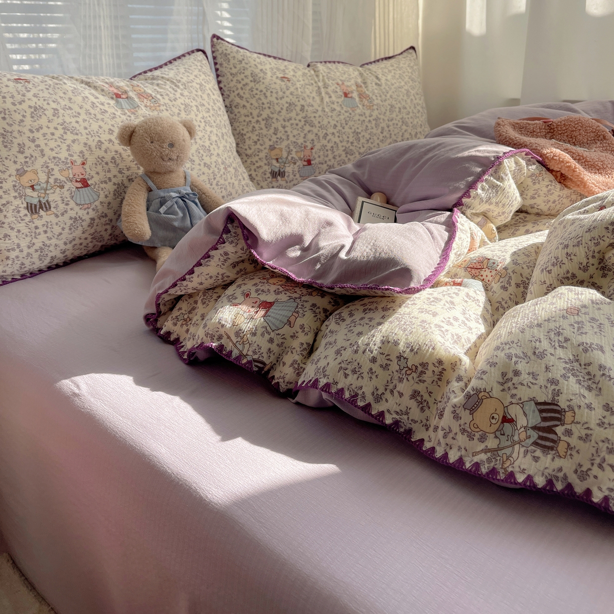 91家纺网 家纺一手货源 找家纺 顾里家纺 2026春夏新款ins韩风印花贝壳针双层纱四件套 碎花兔熊