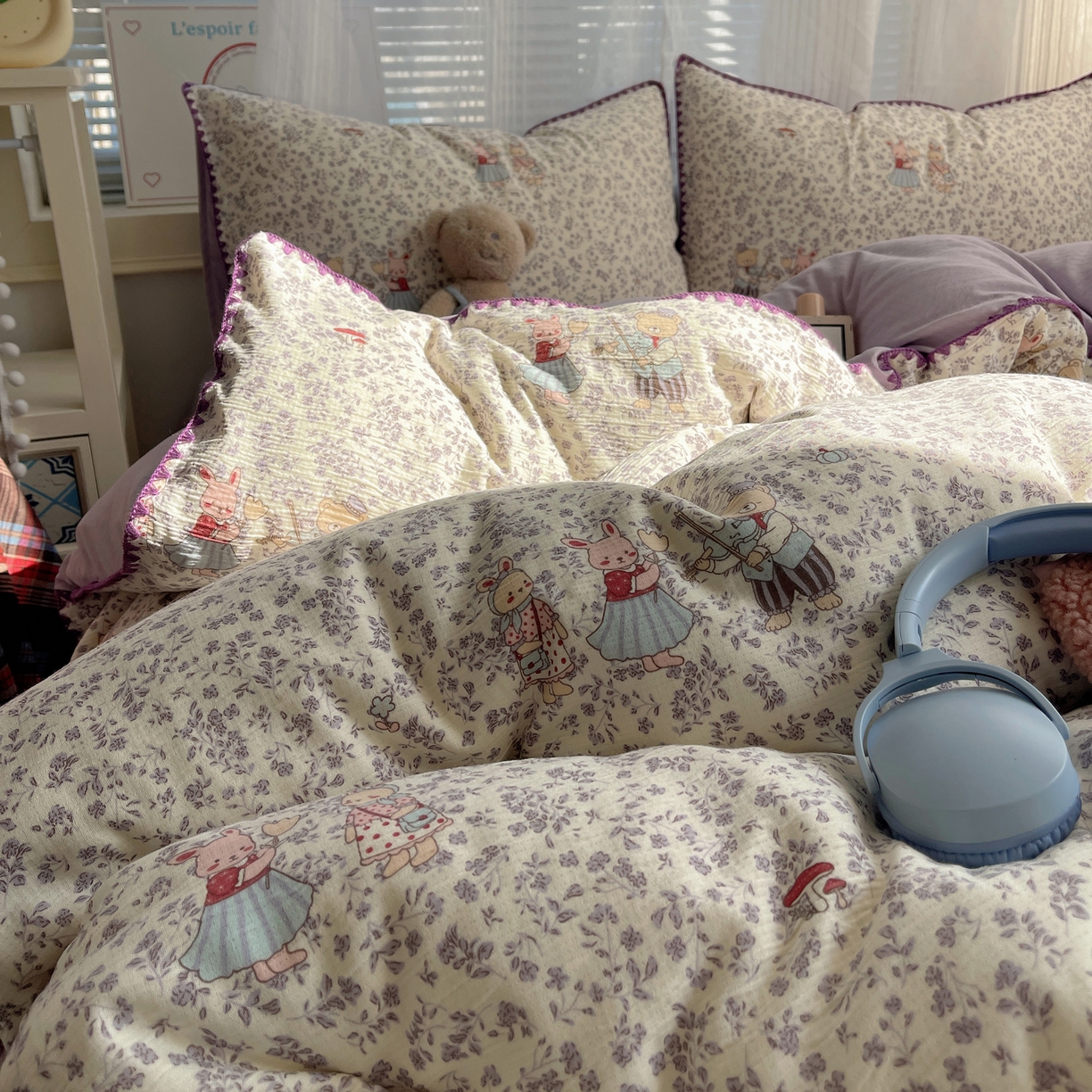 91家纺网 家纺一手货源 找家纺 顾里家纺 2026春夏新款ins韩风印花贝壳针双层纱四件套 碎花兔熊