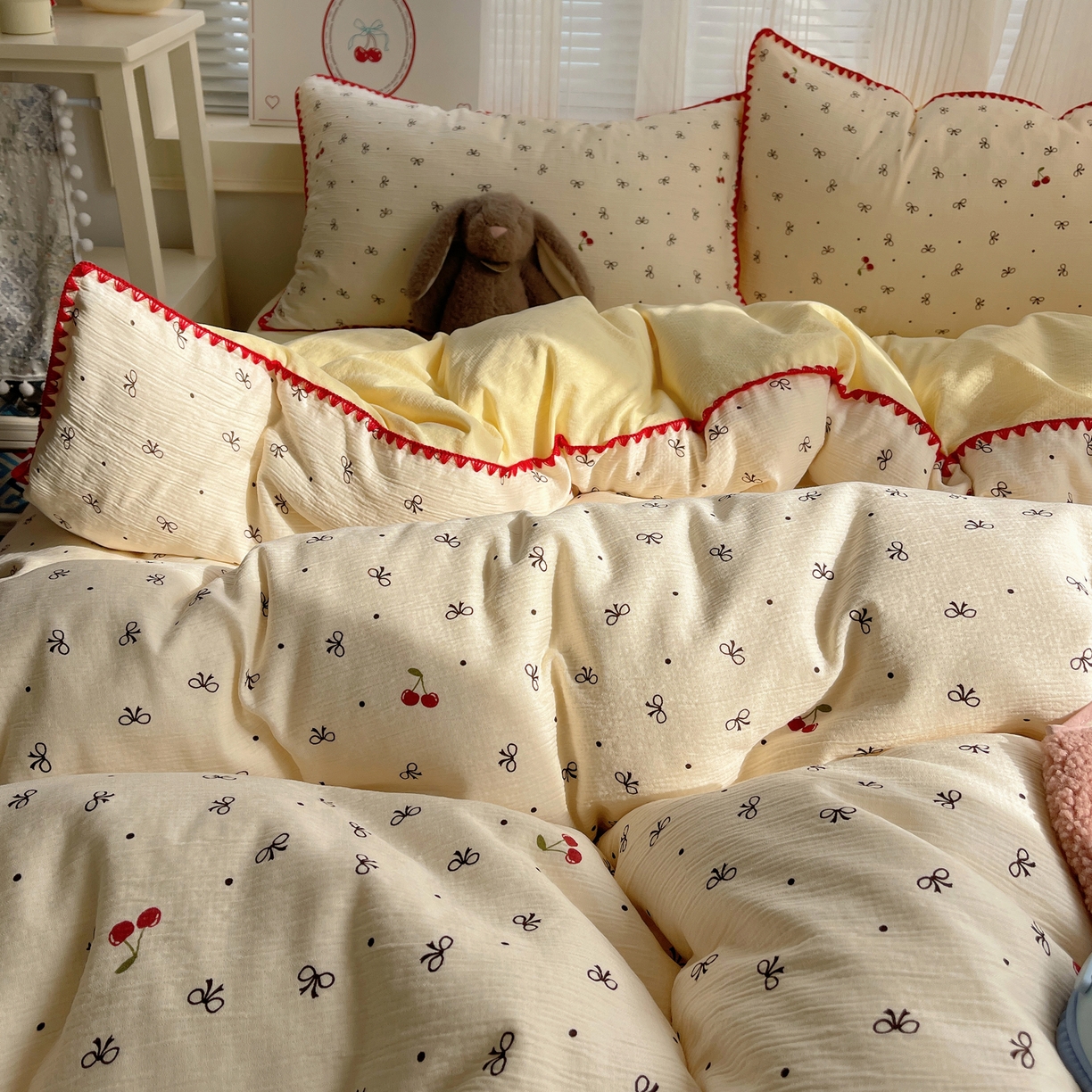 91家纺网 家纺一手货源 找家纺 顾里家纺 2026春夏新款ins韩风印花贝壳针双层纱四件套 樱桃蝴蝶结