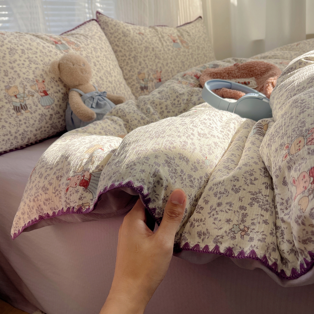 91家纺网 家纺一手货源 找家纺 顾里家纺 2026春夏新款ins韩风印花贝壳针双层纱四件套 碎花兔熊