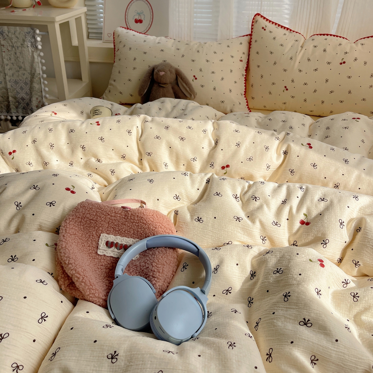 91家纺网 家纺一手货源 找家纺 顾里家纺 2026春夏新款ins韩风印花贝壳针双层纱四件套 樱桃蝴蝶结