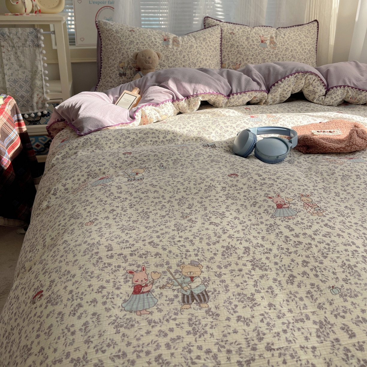 91家纺网 家纺一手货源 找家纺 顾里家纺 2026春夏新款ins韩风印花贝壳针双层纱四件套 碎花兔熊