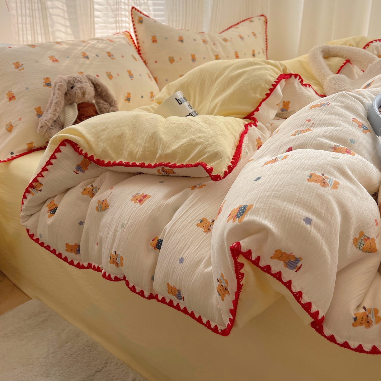 91家纺网 家纺一手货源 找家纺 顾里家纺 2026春夏新款ins韩风印花贝壳针双层纱四件套 曲奇小熊