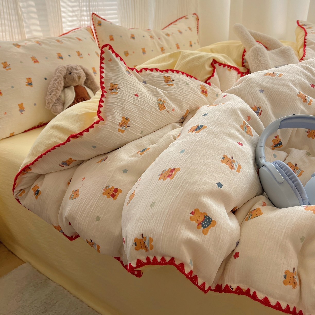 91家纺网 家纺一手货源 找家纺 顾里家纺 2026春夏新款ins韩风印花贝壳针双层纱四件套 曲奇小熊