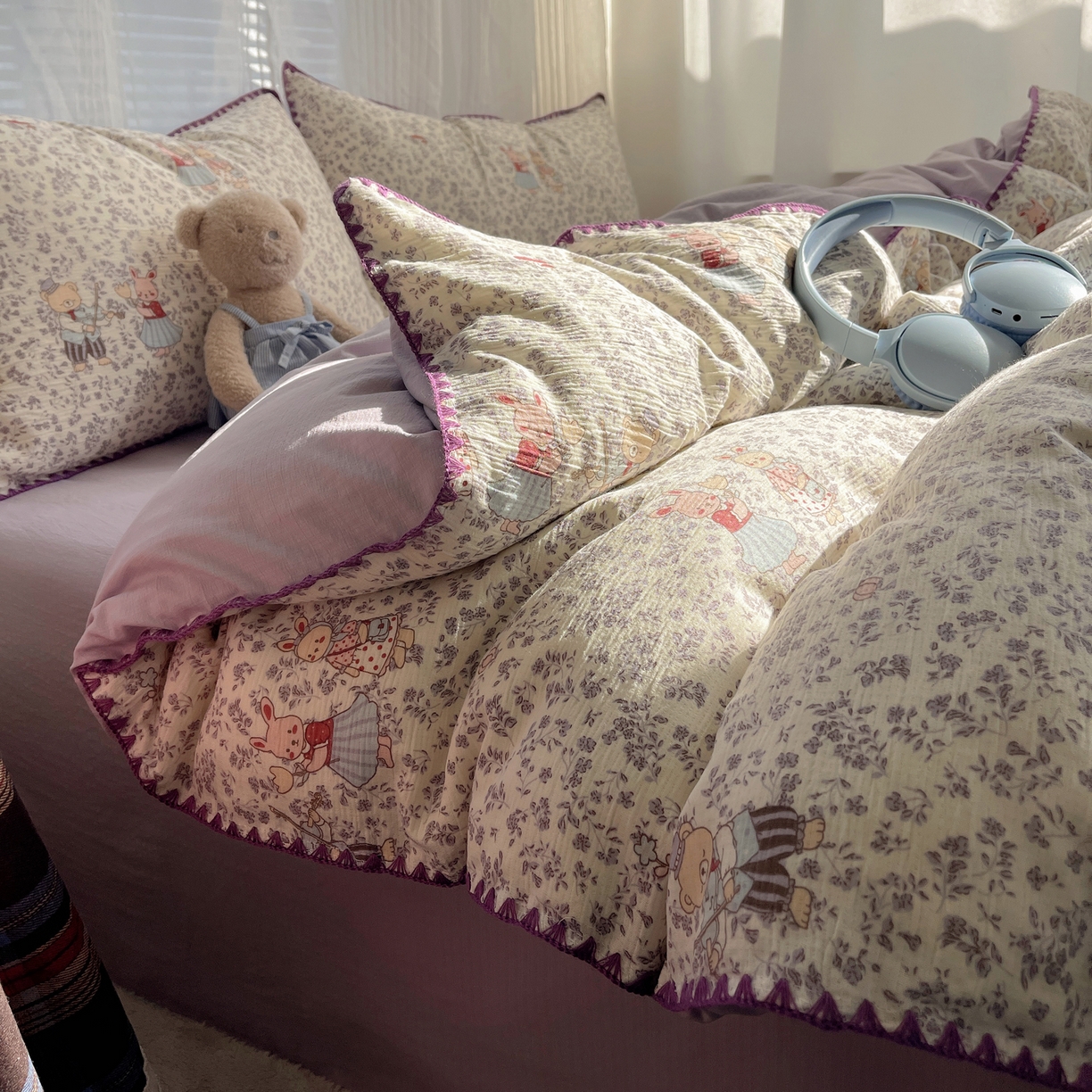 91家纺网 家纺一手货源 找家纺 顾里家纺 2026春夏新款ins韩风印花贝壳针双层纱四件套 碎花兔熊