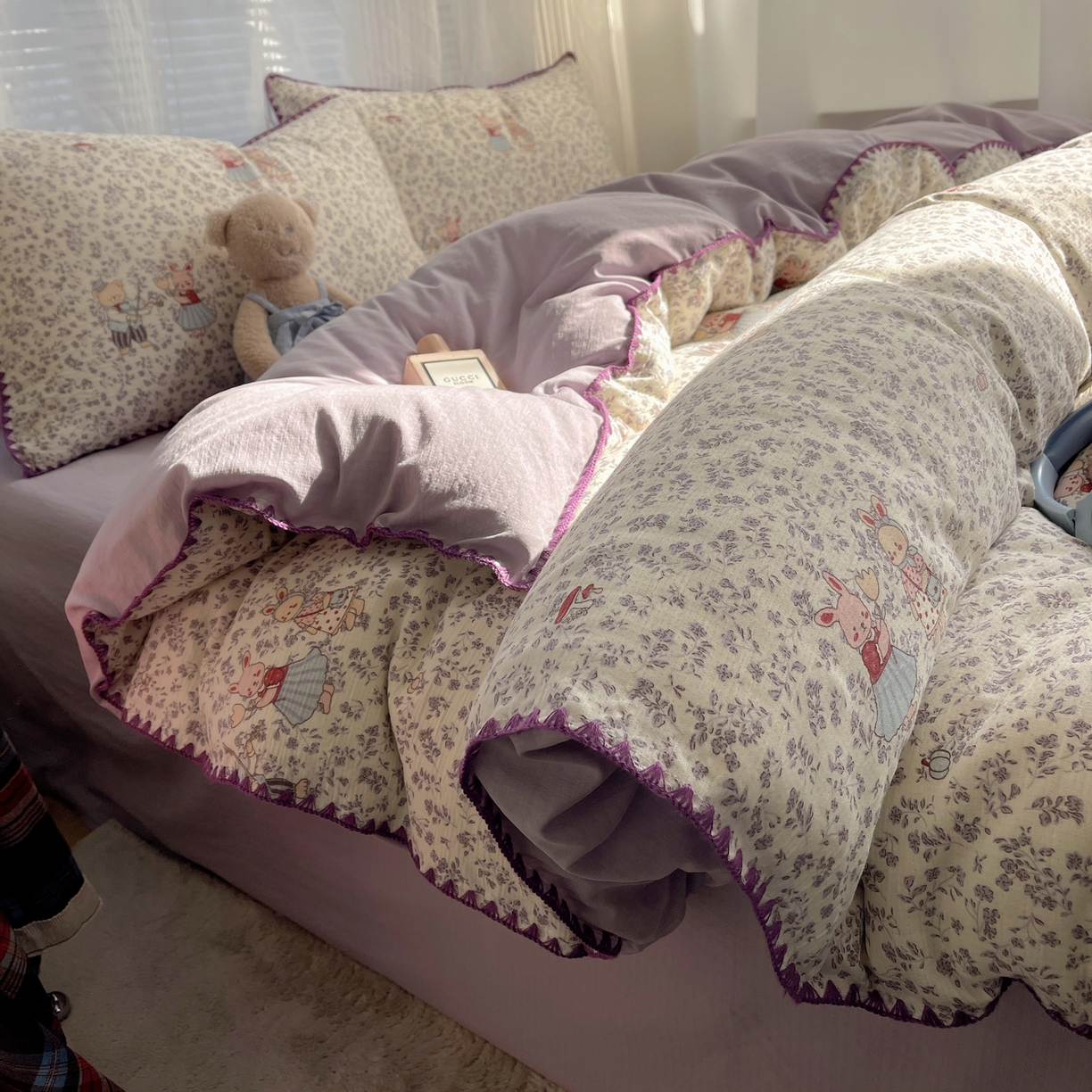 91家纺网 家纺一手货源 找家纺 顾里家纺 2026春夏新款ins韩风印花贝壳针双层纱四件套 碎花兔熊