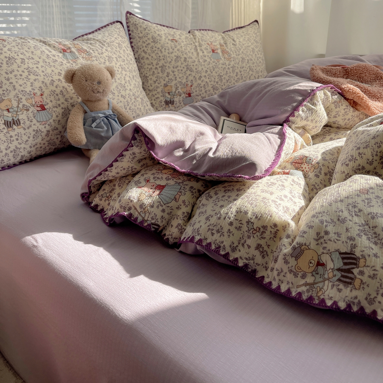 91家纺网 家纺一手货源 找家纺 顾里家纺 2026春夏新款ins韩风印花贝壳针双层纱四件套 碎花兔熊