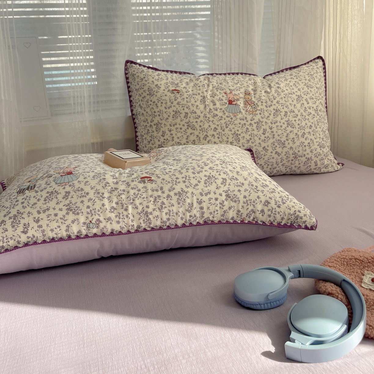 91家纺网 家纺一手货源 找家纺 顾里家纺 2026春夏新款ins韩风印花贝壳针双层纱四件套 碎花兔熊