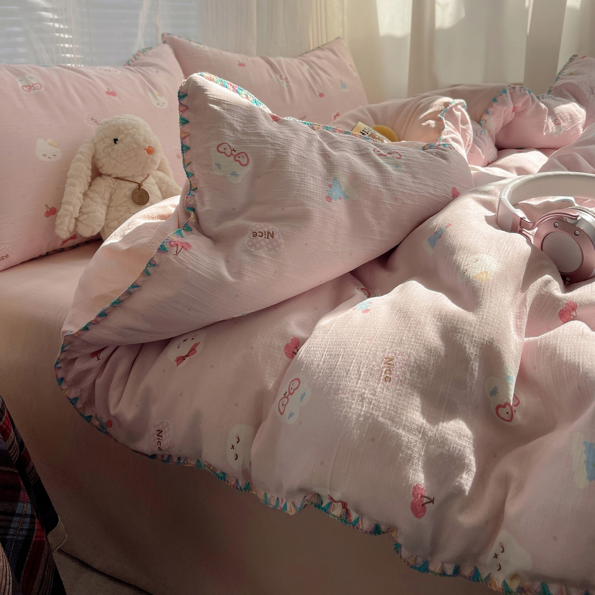 91家纺网 家纺一手货源 找家纺 顾里家纺 2026春夏新款ins韩风印花贝壳针双层纱四件套 粉米兔