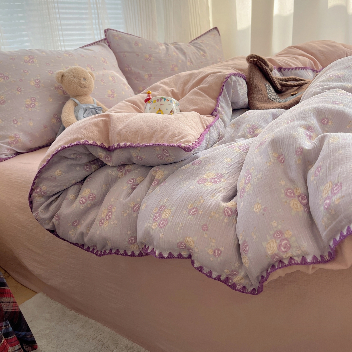 91家纺网 家纺一手货源 找家纺 顾里家纺 2026春夏新款ins韩风印花贝壳针双层纱四件套 浆果梦