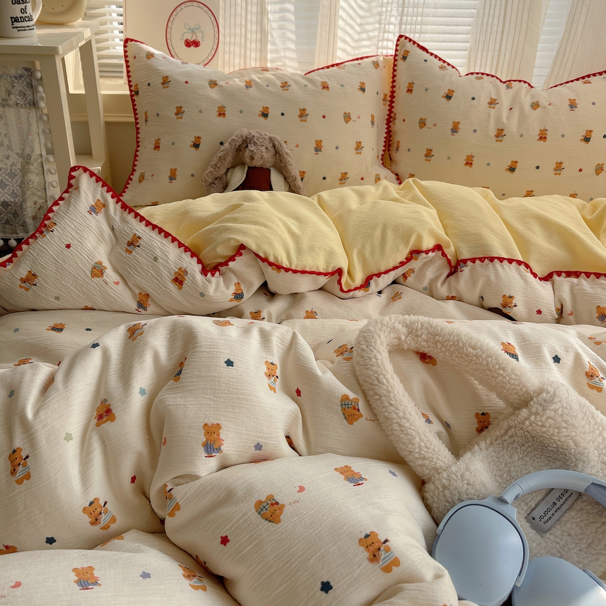 91家纺网 家纺一手货源 找家纺 顾里家纺 2026春夏新款ins韩风印花贝壳针双层纱四件套 曲奇小熊