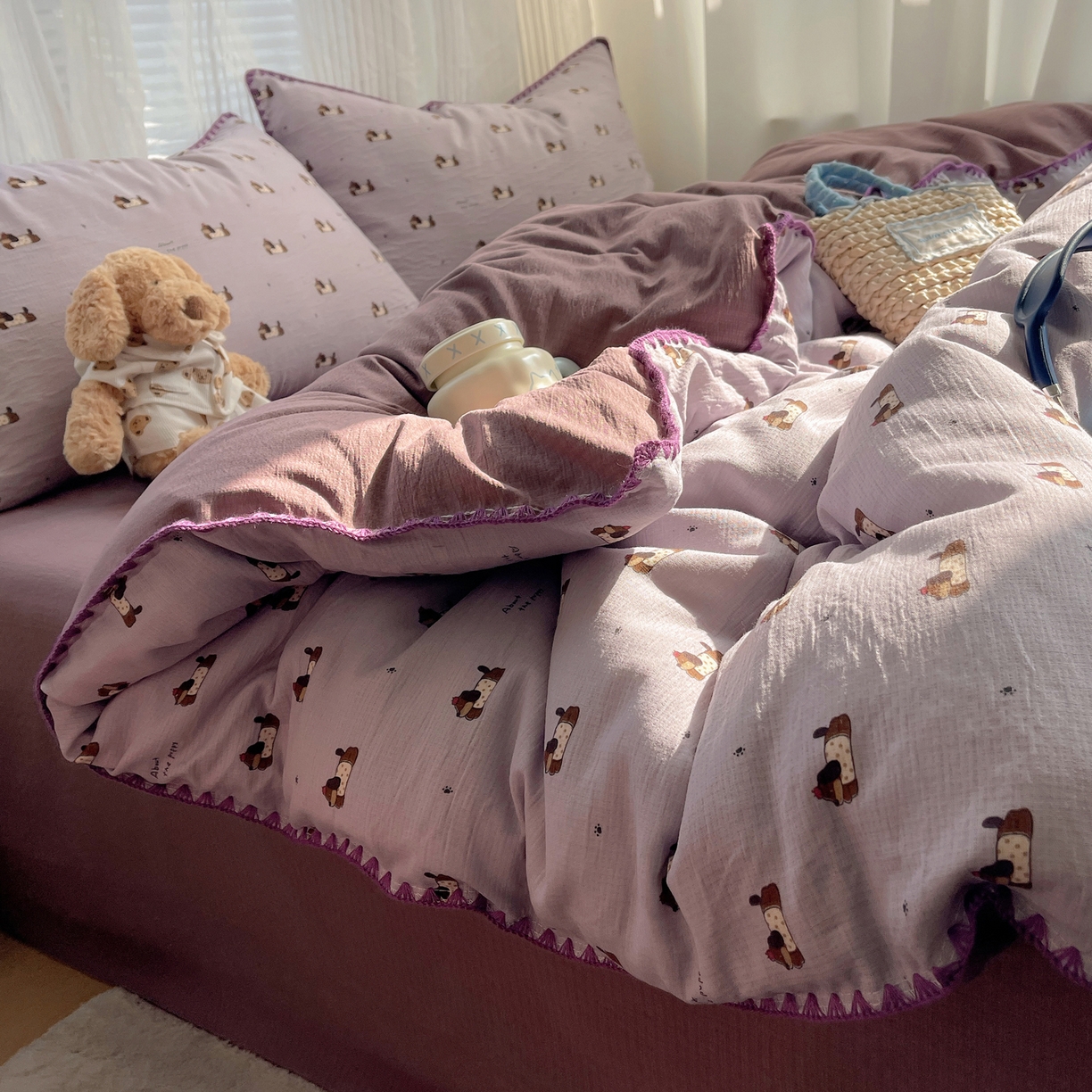 91家纺网 家纺一手货源 找家纺 顾里家纺 2026春夏新款ins韩风印花贝壳针双层纱四件套 芋泥腊肠狗