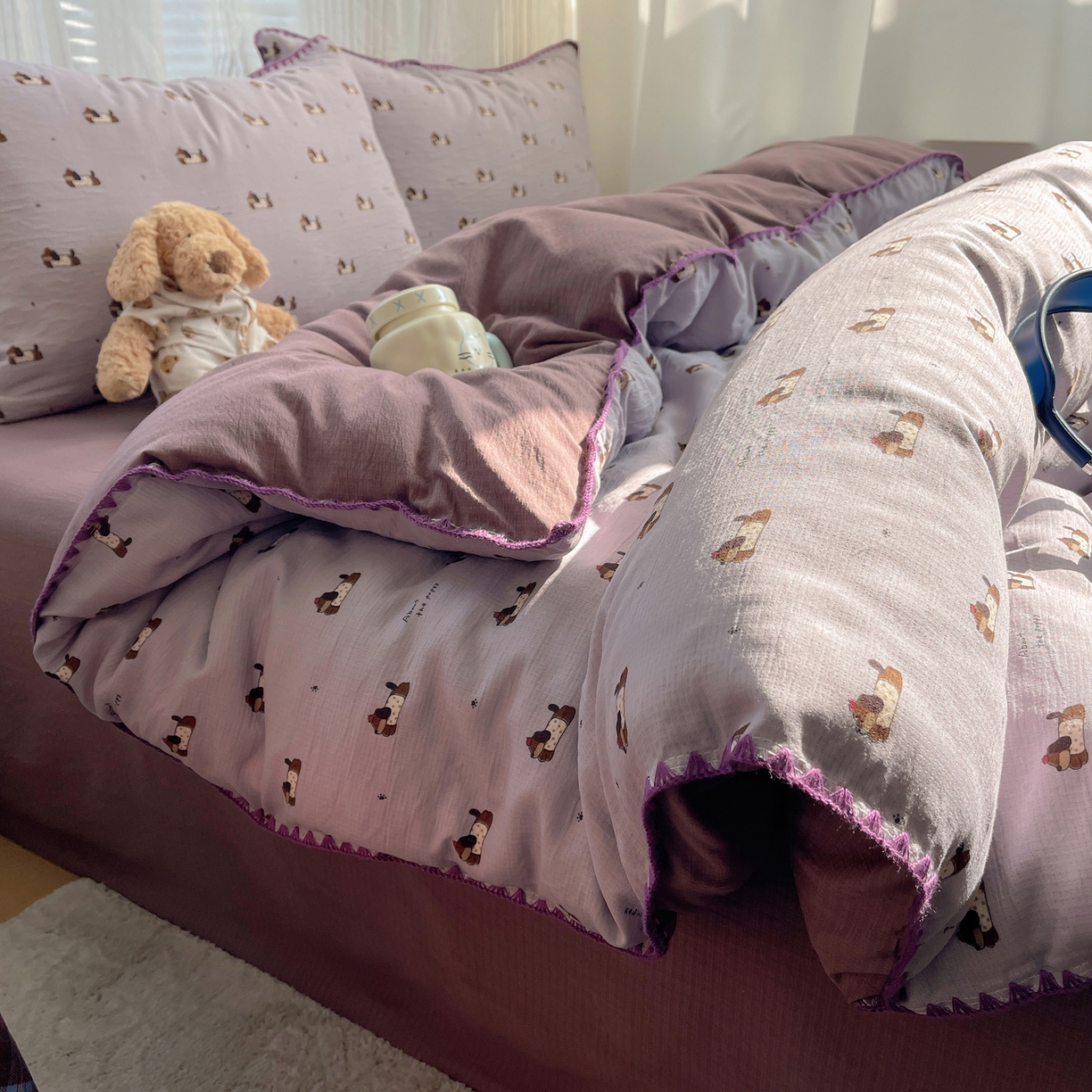 91家纺网 家纺一手货源 找家纺 顾里家纺 2026春夏新款ins韩风印花贝壳针双层纱四件套 芋泥腊肠狗