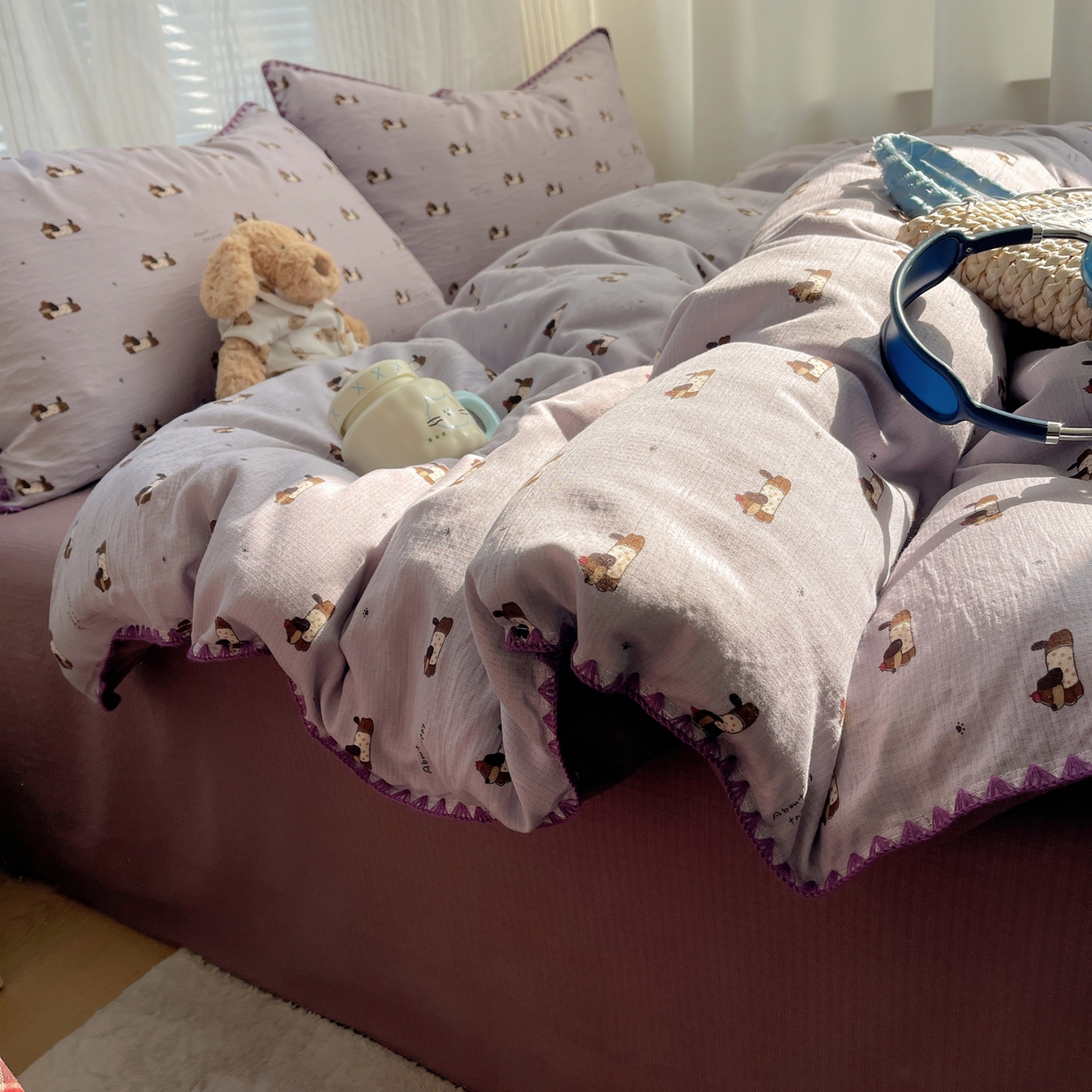 91家纺网 家纺一手货源 找家纺 顾里家纺 2026春夏新款ins韩风印花贝壳针双层纱四件套 芋泥腊肠狗