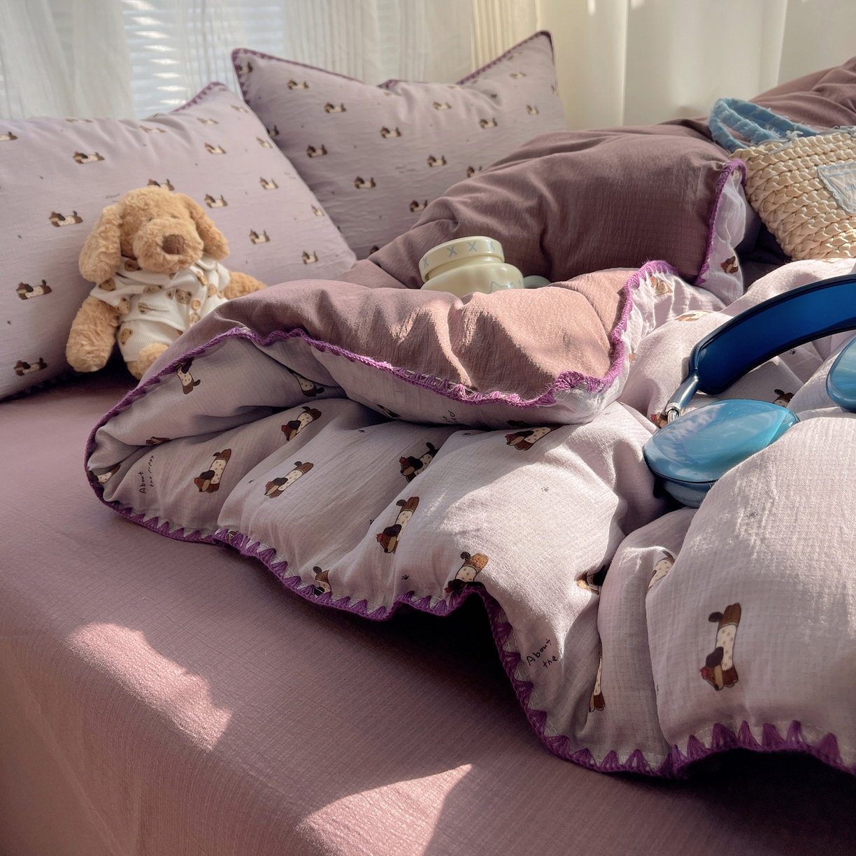 91家纺网 家纺一手货源 找家纺 顾里家纺 2026春夏新款ins韩风印花贝壳针双层纱四件套 芋泥腊肠狗