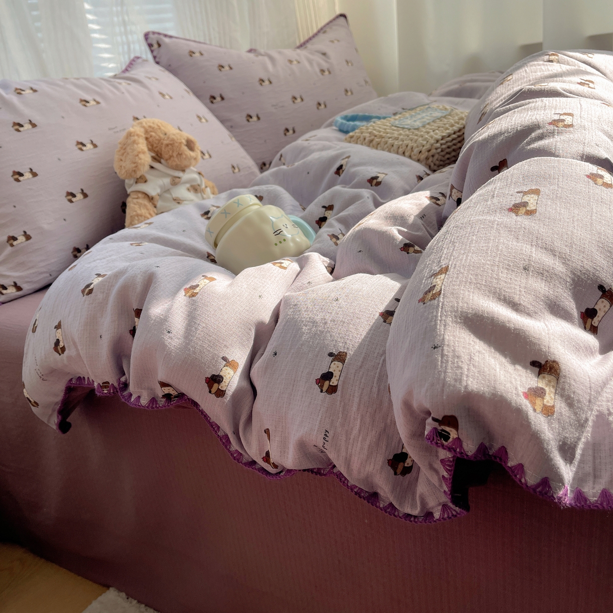 91家纺网 家纺一手货源 找家纺 顾里家纺 2026春夏新款ins韩风印花贝壳针双层纱四件套 芋泥腊肠狗