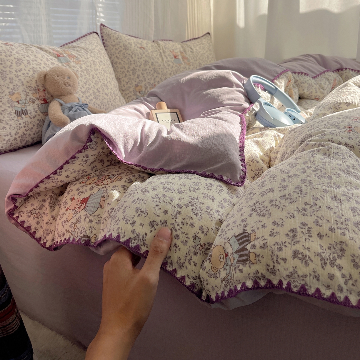 91家纺网 家纺一手货源 找家纺 顾里家纺 2026春夏新款ins韩风印花贝壳针双层纱四件套 碎花兔熊