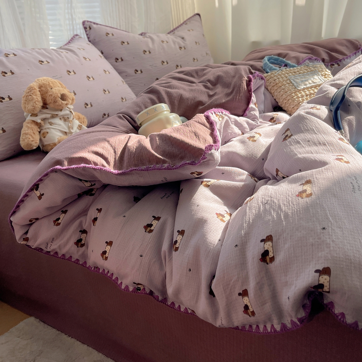 91家纺网 家纺一手货源 找家纺 顾里家纺 2026春夏新款ins韩风印花贝壳针双层纱四件套 芋泥腊肠狗