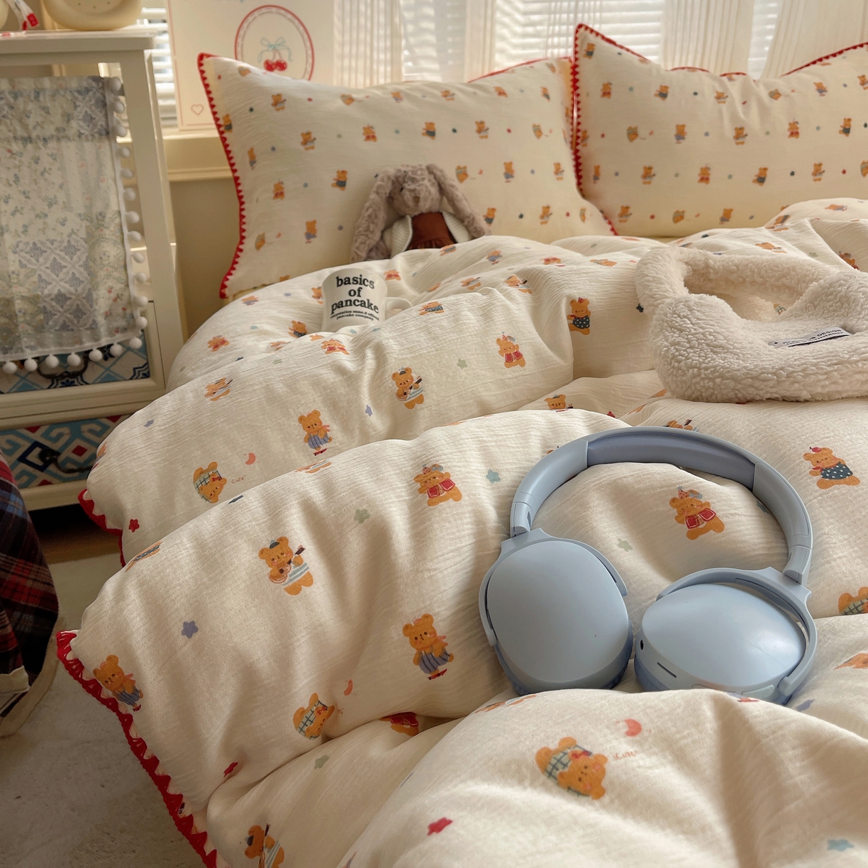 91家纺网 家纺一手货源 找家纺 顾里家纺 2026春夏新款ins韩风印花贝壳针双层纱四件套 曲奇小熊