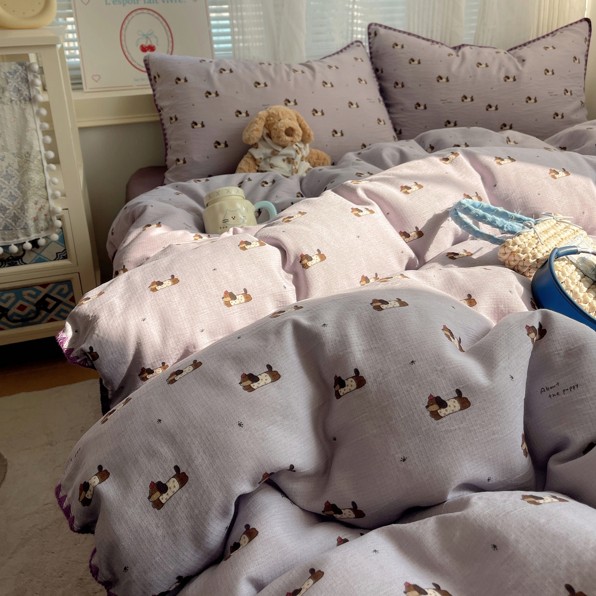 91家纺网 家纺一手货源 找家纺 顾里家纺 2026春夏新款ins韩风印花贝壳针双层纱四件套 芋泥腊肠狗