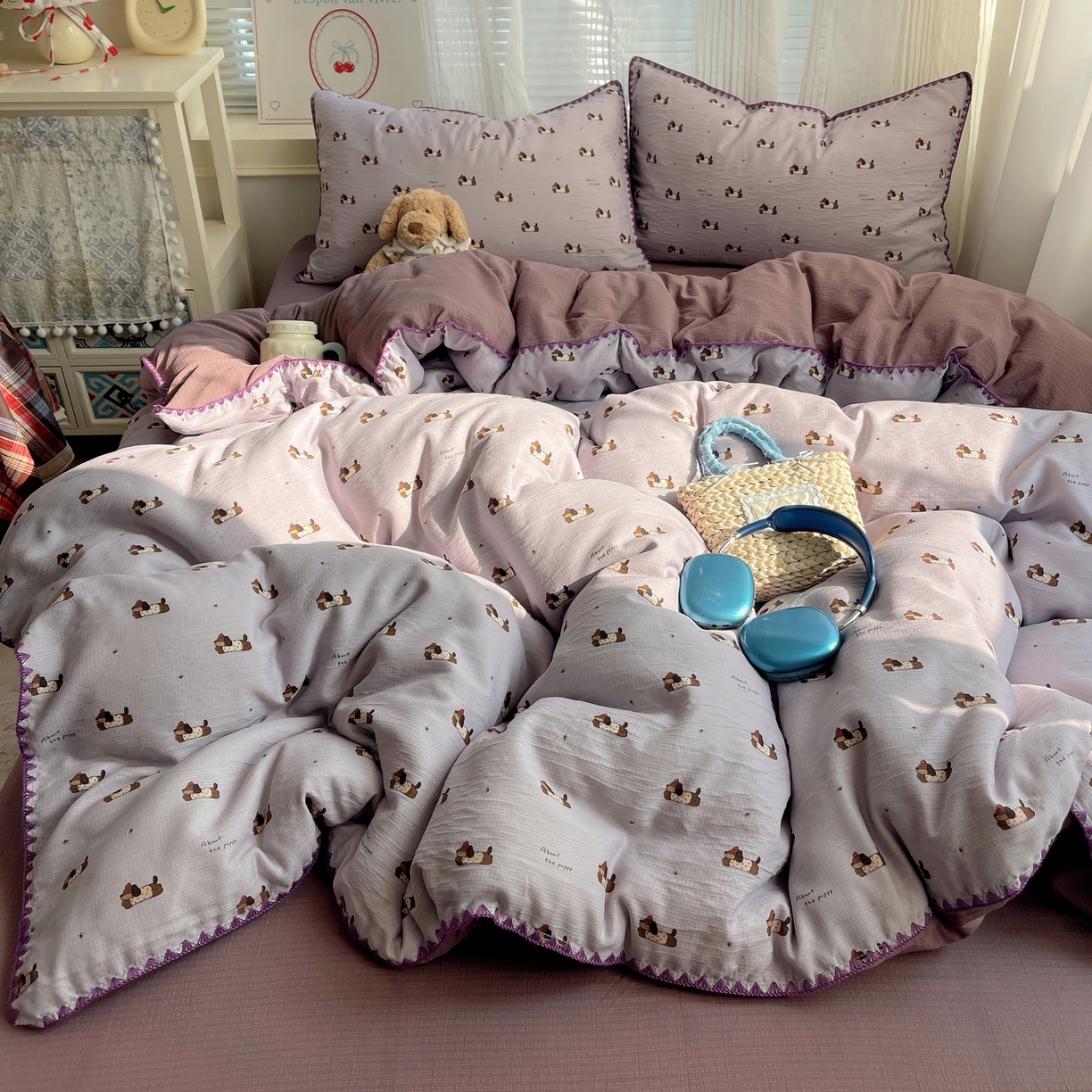 91家纺网 家纺一手货源 找家纺 顾里家纺 2026春夏新款ins韩风印花贝壳针双层纱四件套 芋泥腊肠狗