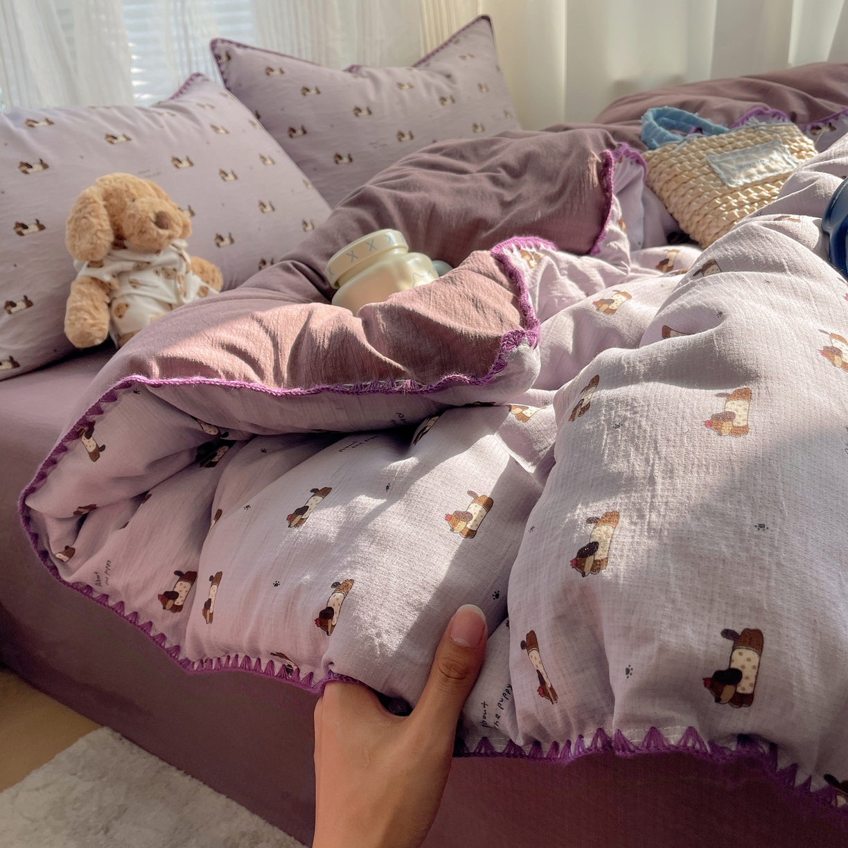 91家纺网 家纺一手货源 找家纺 顾里家纺 2026春夏新款ins韩风印花贝壳针双层纱四件套 芋泥腊肠狗