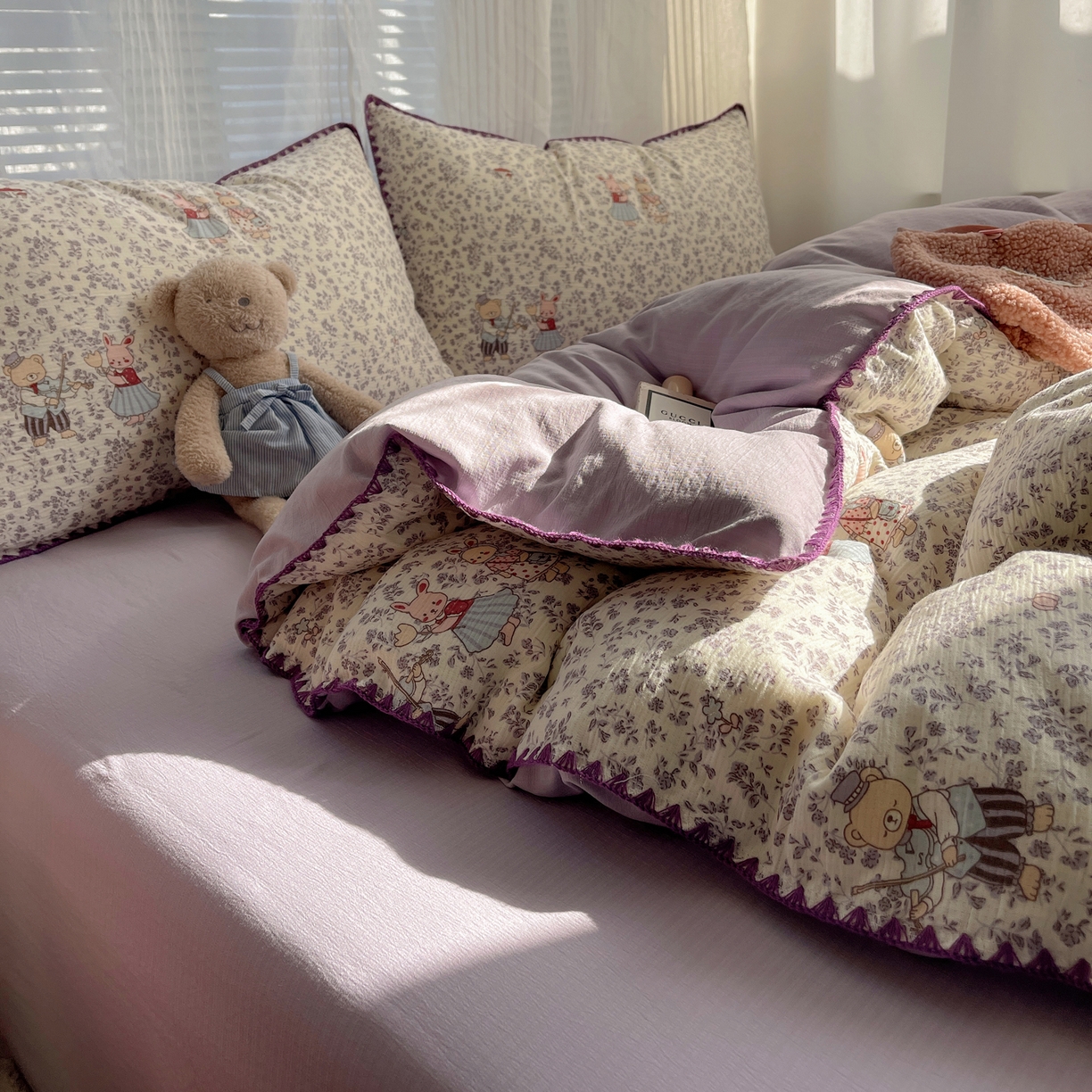 91家纺网 家纺一手货源 找家纺 顾里家纺 2026春夏新款ins韩风印花贝壳针双层纱四件套 碎花兔熊