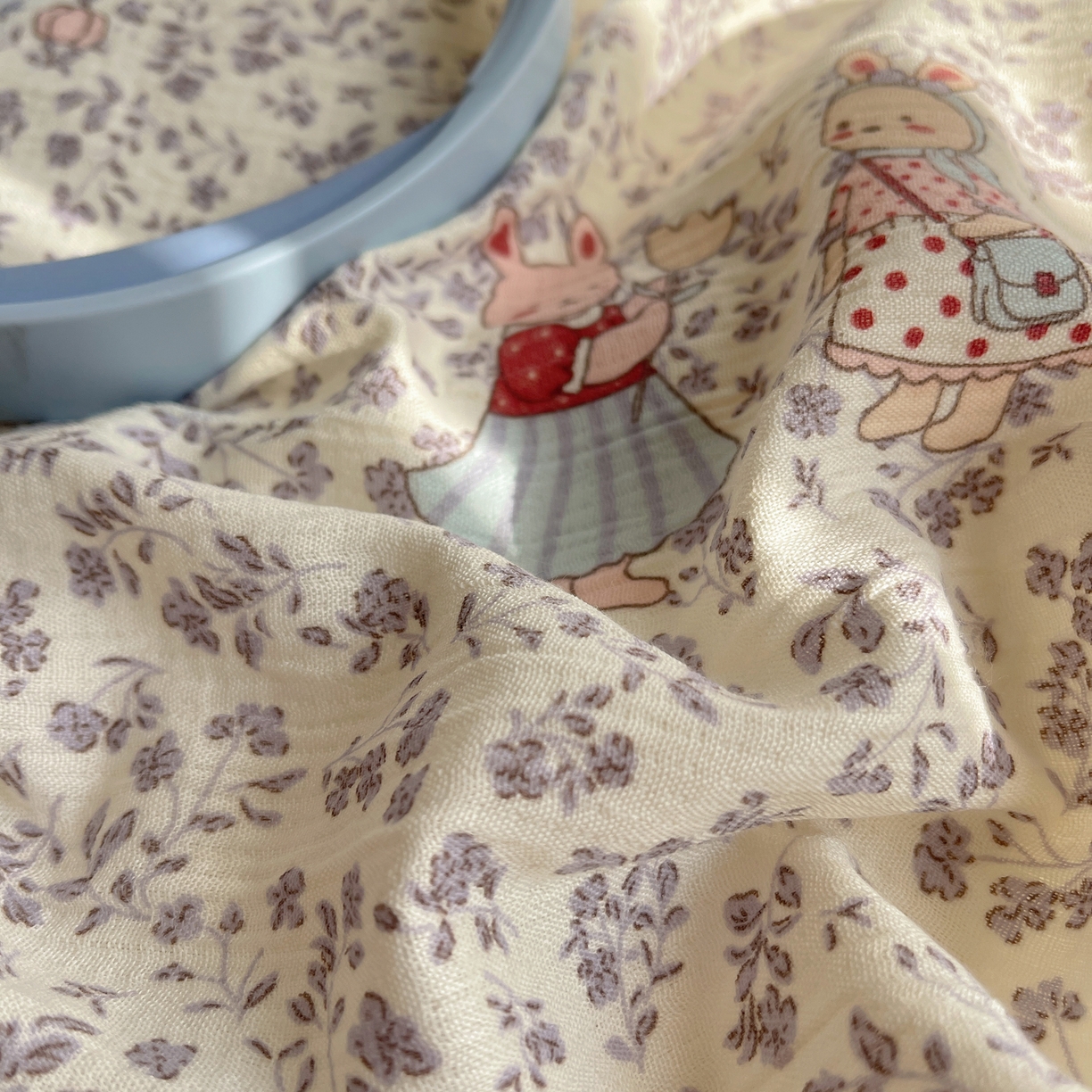 91家纺网 家纺一手货源 找家纺 顾里家纺 2026春夏新款ins韩风印花贝壳针双层纱四件套 碎花兔熊