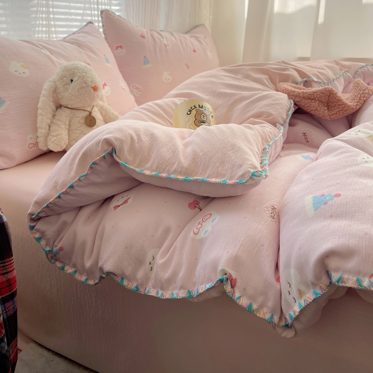 91家纺网 家纺一手货源 找家纺 顾里家纺 2026春夏新款ins韩风印花贝壳针双层纱四件套 粉米兔