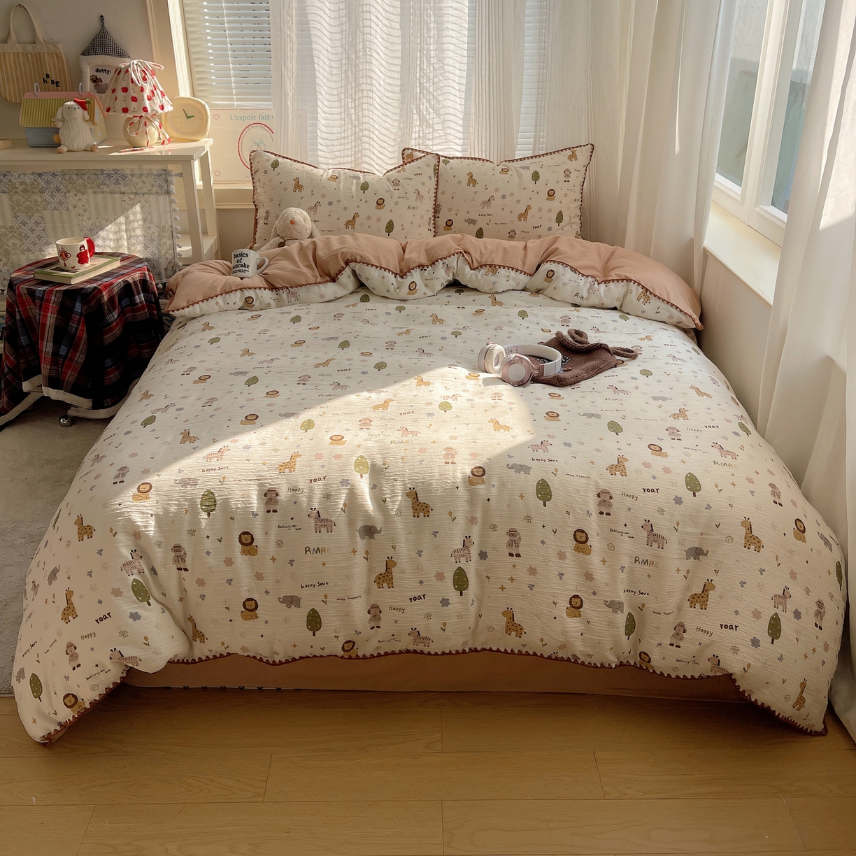 91家纺网 家纺一手货源 找家纺 顾里家纺 2026春夏新款ins韩风印花贝壳针双层纱四件套 治愈动物