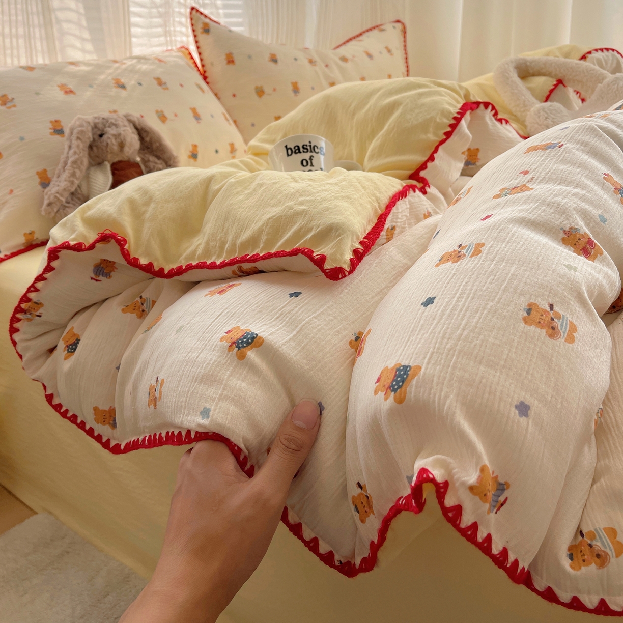 91家纺网 家纺一手货源 找家纺 顾里家纺 2026春夏新款ins韩风印花贝壳针双层纱四件套 曲奇小熊