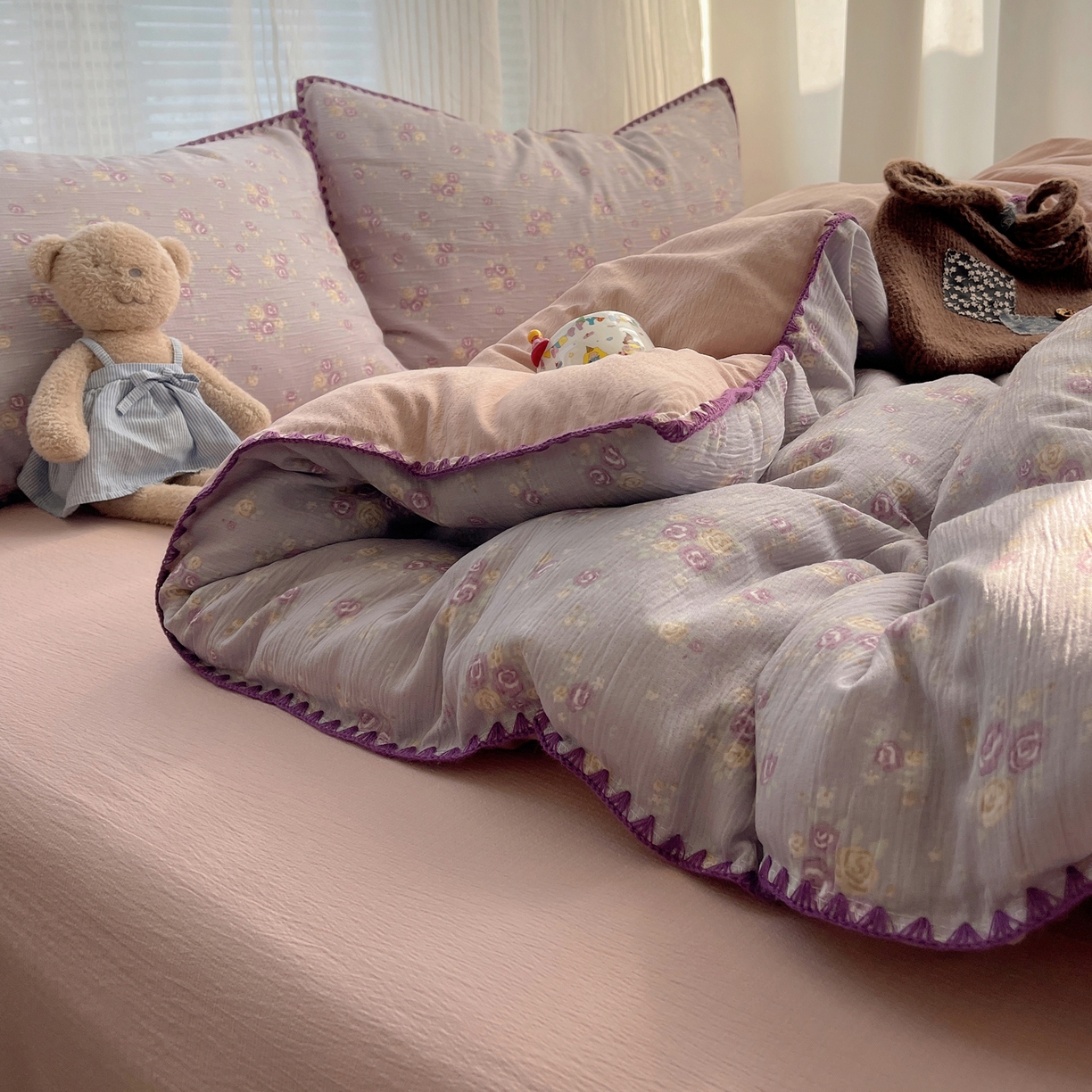 91家纺网 家纺一手货源 找家纺 顾里家纺 2026春夏新款ins韩风印花贝壳针双层纱四件套 浆果梦