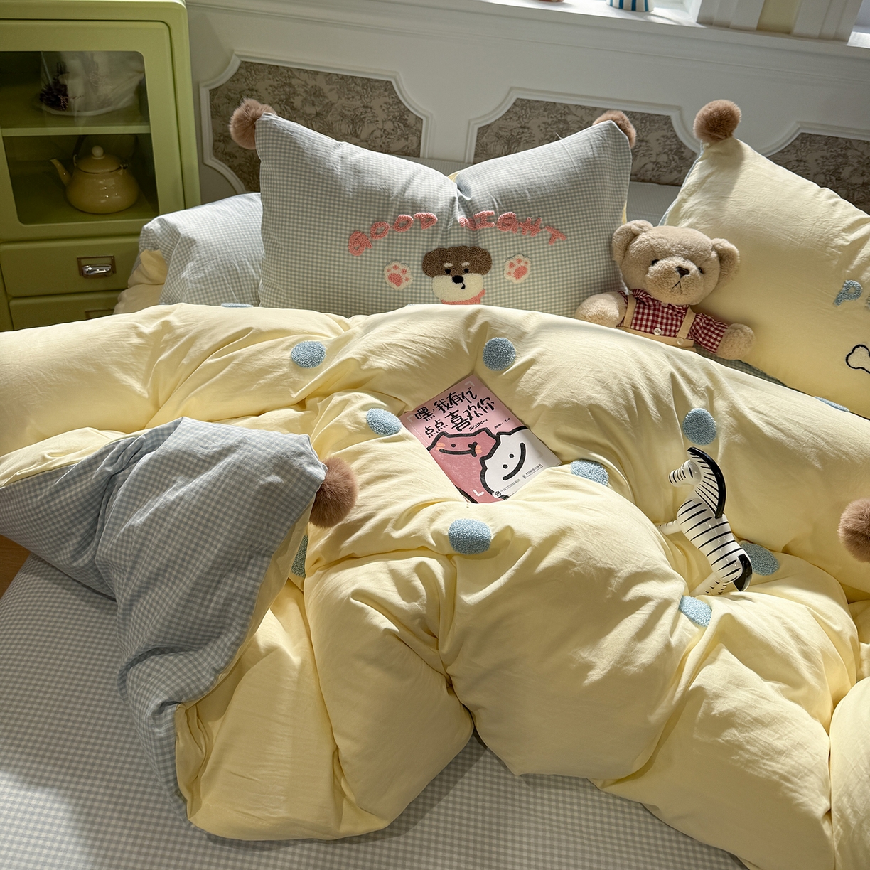 91家纺网 家纺一手货源 找家纺 盼季家纺 2026新款水洗棉毛巾绣毛球四件套 毛巾绣-奶油蓝格汪汪