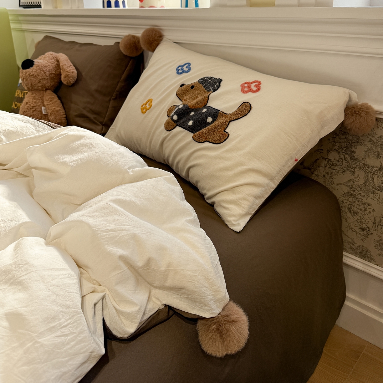 91家纺网 家纺一手货源 找家纺 盼季家纺 2026新款水洗棉毛巾绣毛球四件套 毛巾绣-巧克力汪汪