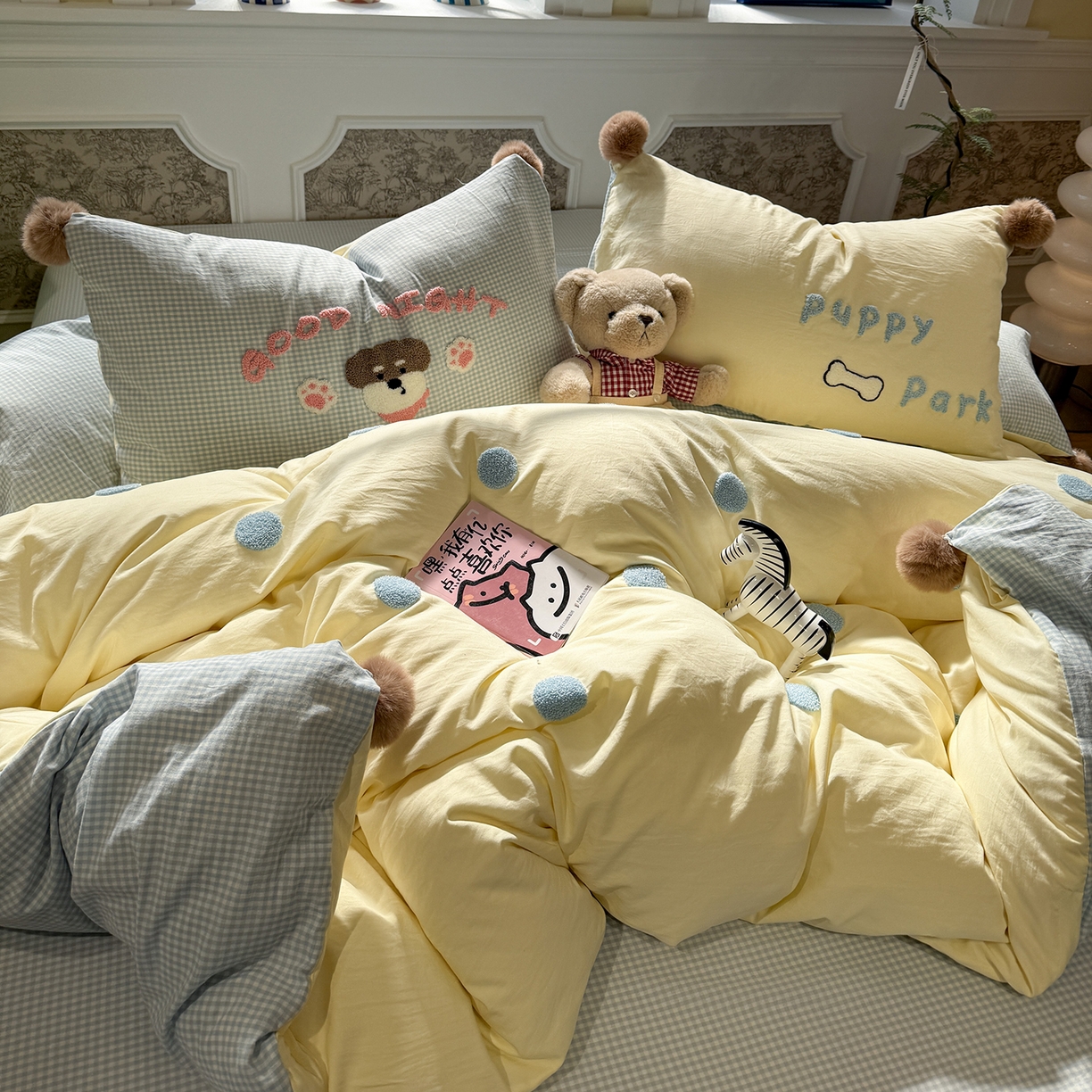 91家纺网 家纺一手货源 找家纺 盼季家纺 2026新款水洗棉毛巾绣毛球四件套 毛巾绣-奶油蓝格汪汪