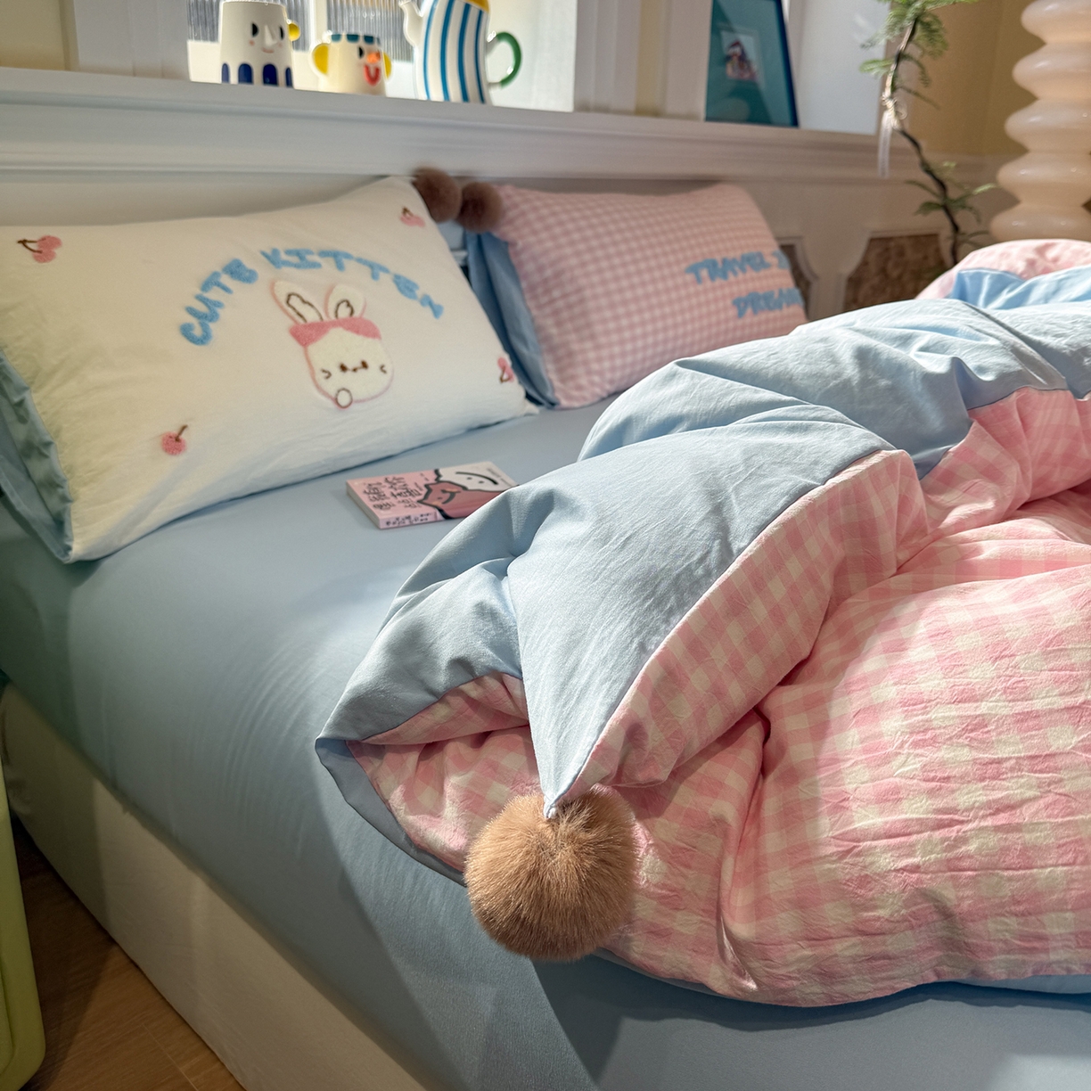 91家纺网 家纺一手货源 找家纺 盼季家纺 2026新款水洗棉毛巾绣毛球四件套 毛巾绣-粉格哈尼兔