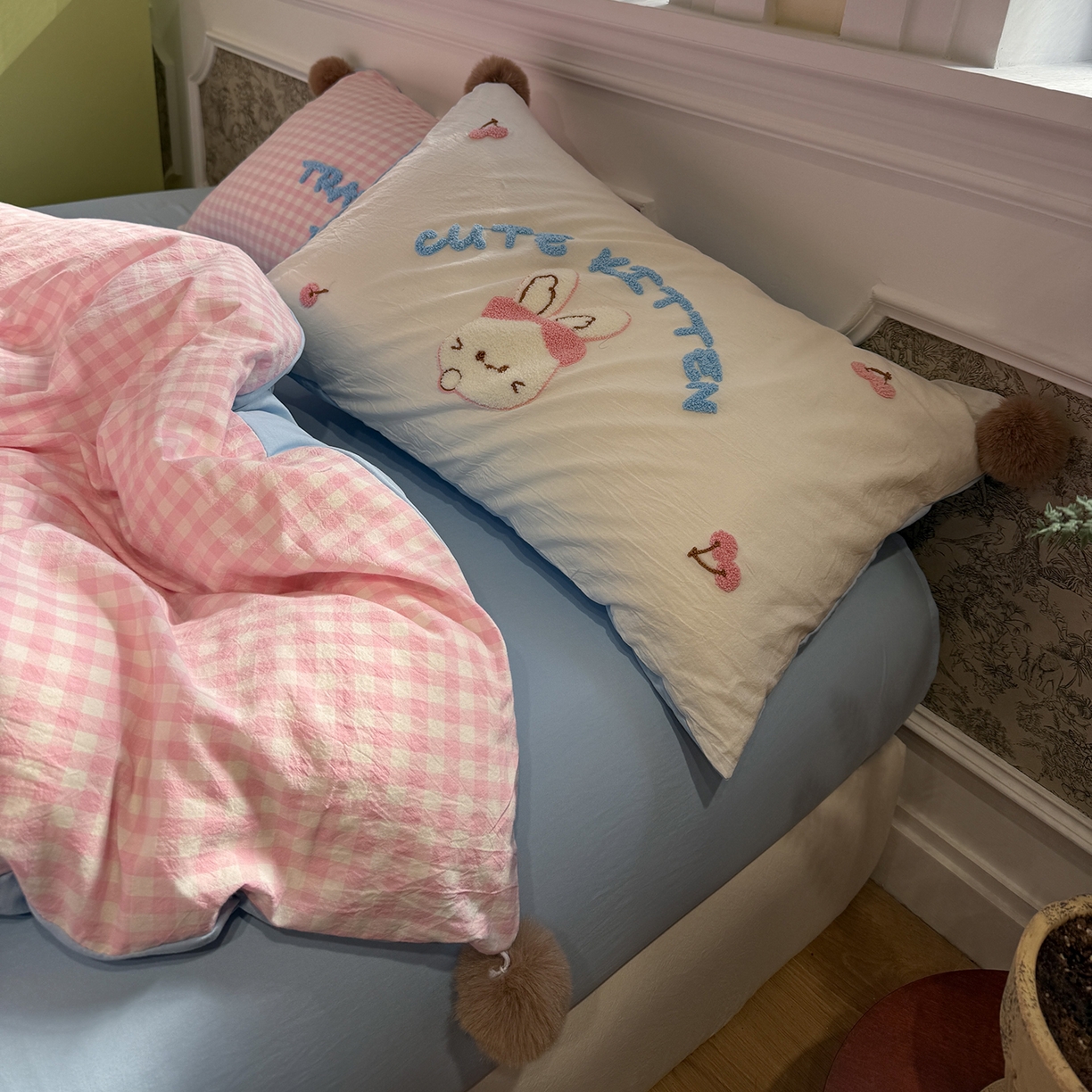 91家纺网 家纺一手货源 找家纺 盼季家纺 2026新款水洗棉毛巾绣毛球四件套 毛巾绣-粉格哈尼兔