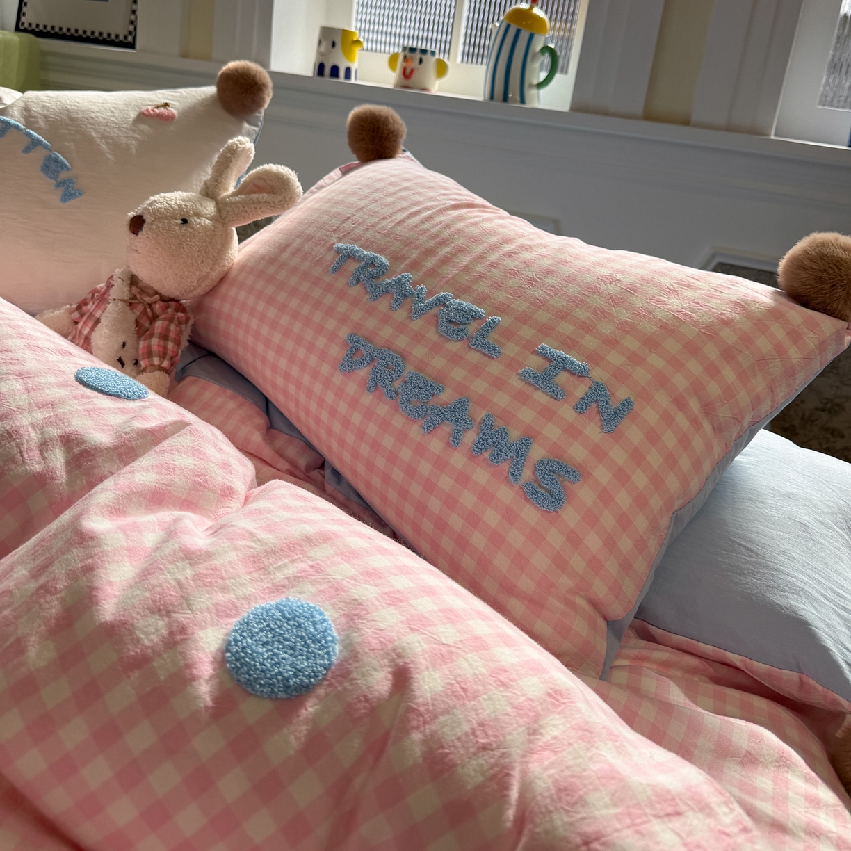 91家纺网 家纺一手货源 找家纺 盼季家纺 2026新款水洗棉毛巾绣毛球四件套 毛巾绣-粉格哈尼兔