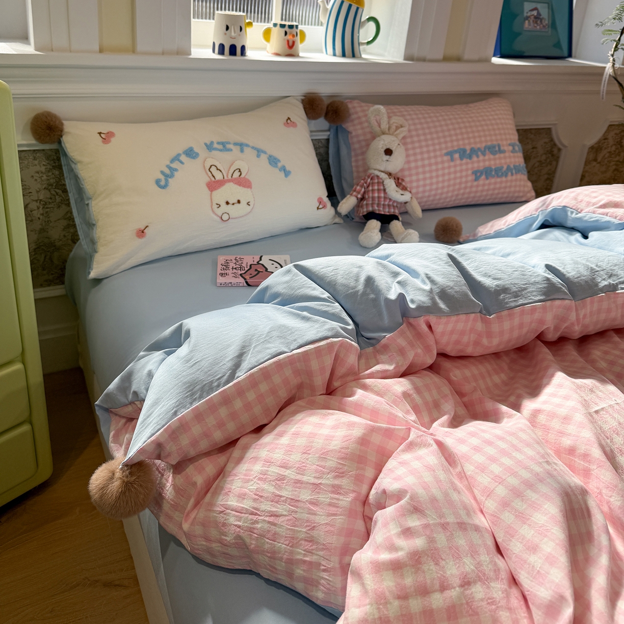 91家纺网 家纺一手货源 找家纺 盼季家纺 2026新款水洗棉毛巾绣毛球四件套 毛巾绣-粉格哈尼兔