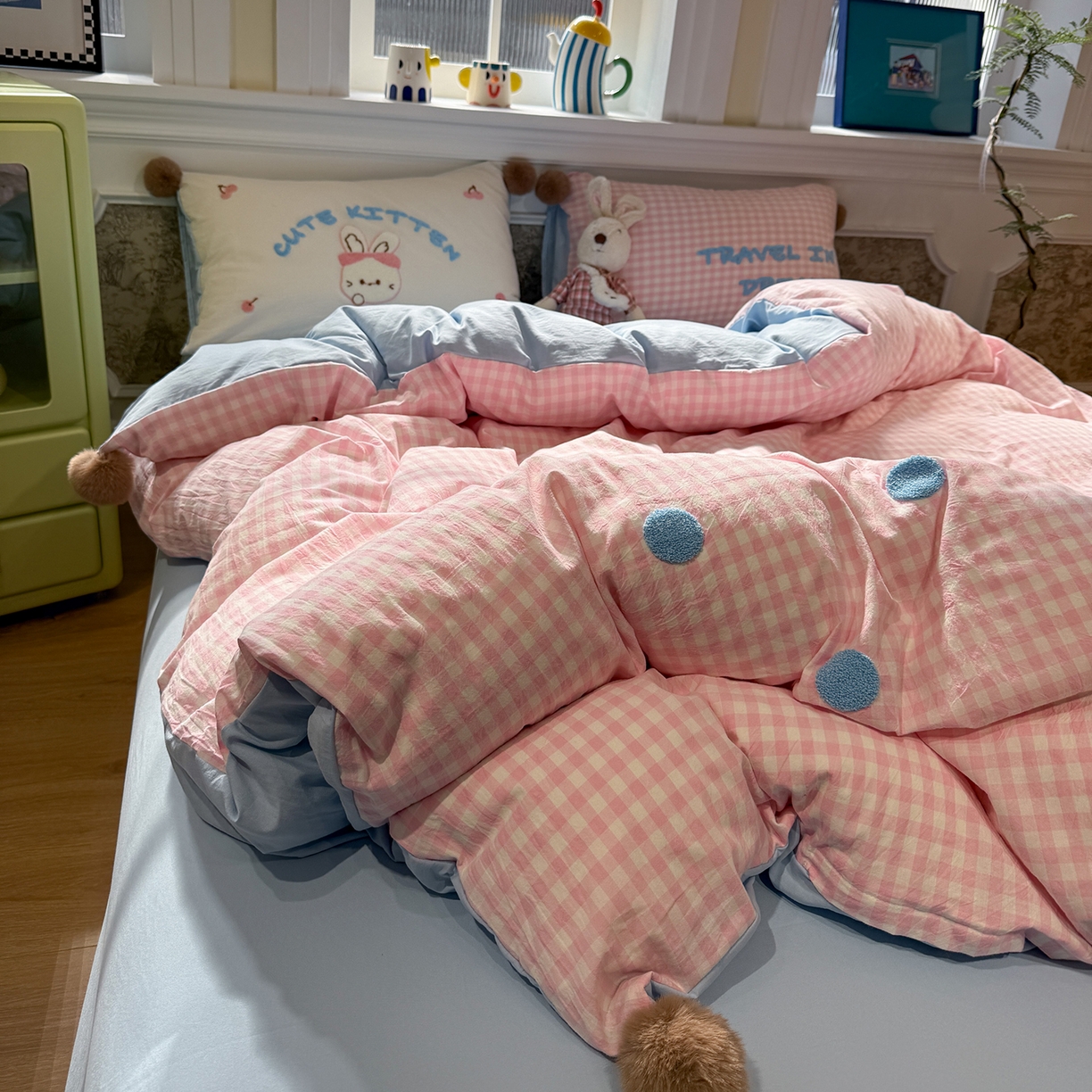 91家纺网 家纺一手货源 找家纺 盼季家纺 2026新款水洗棉毛巾绣毛球四件套 毛巾绣-粉格哈尼兔