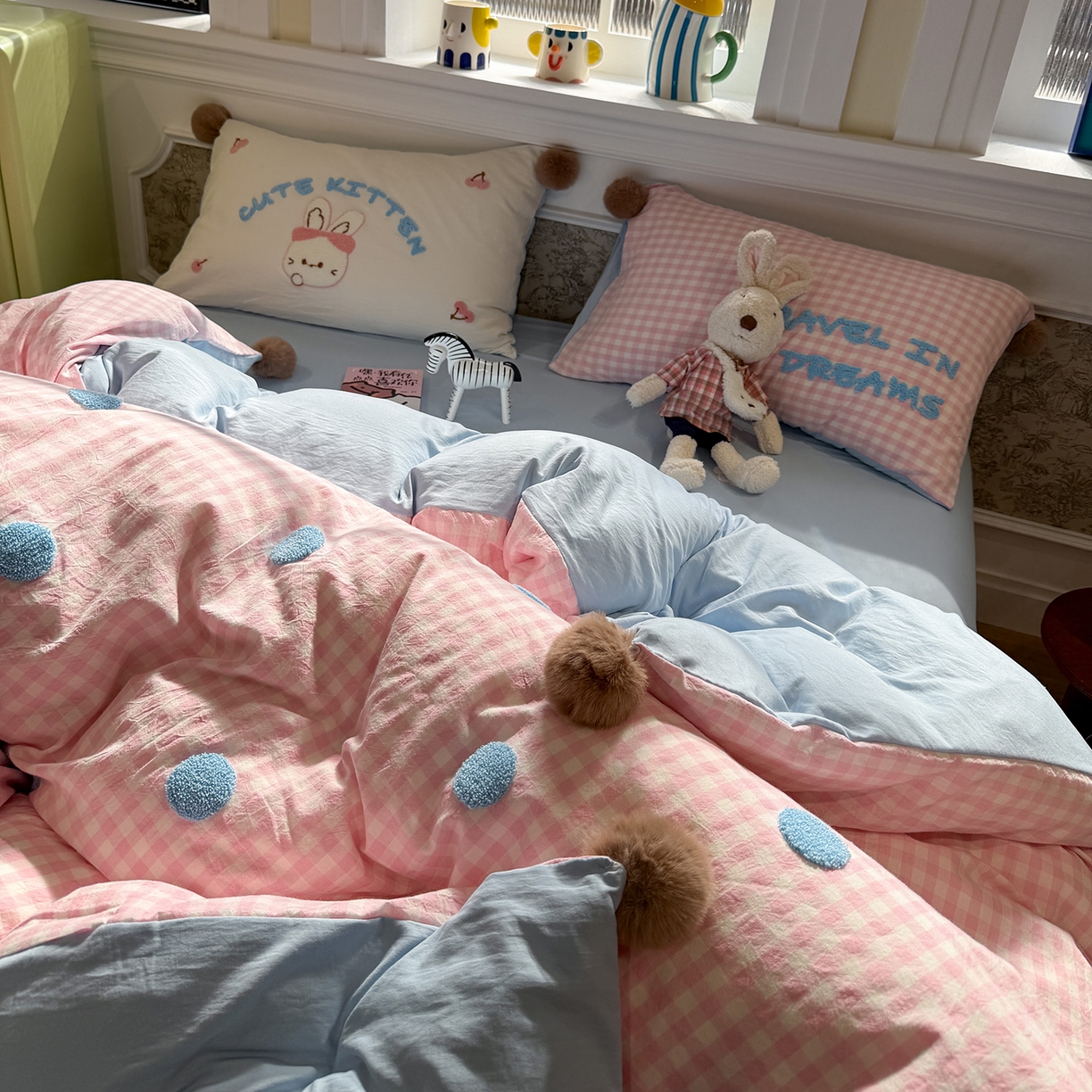 91家纺网 家纺一手货源 找家纺 盼季家纺 2026新款水洗棉毛巾绣毛球四件套 毛巾绣-粉格哈尼兔