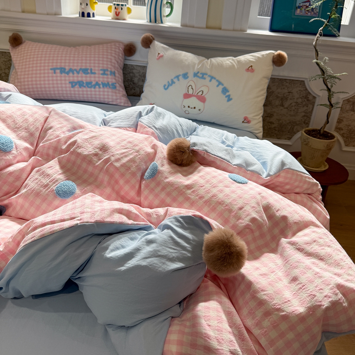 91家纺网 家纺一手货源 找家纺 盼季家纺 2026新款水洗棉毛巾绣毛球四件套 毛巾绣-粉格哈尼兔